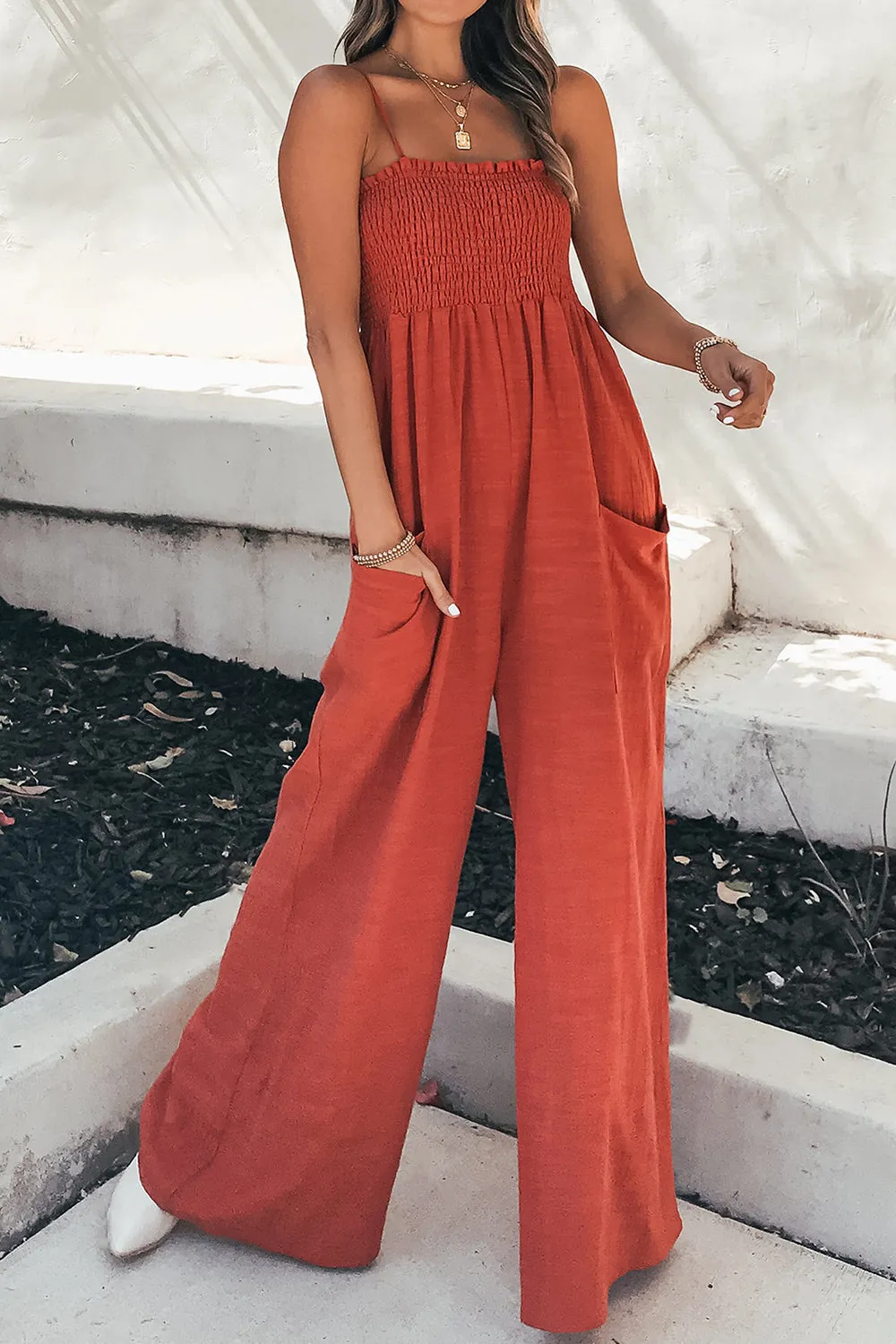 Sunset and Swim – Jumpsuit mit gesmokten Spaghettiträgern und weitem Bein