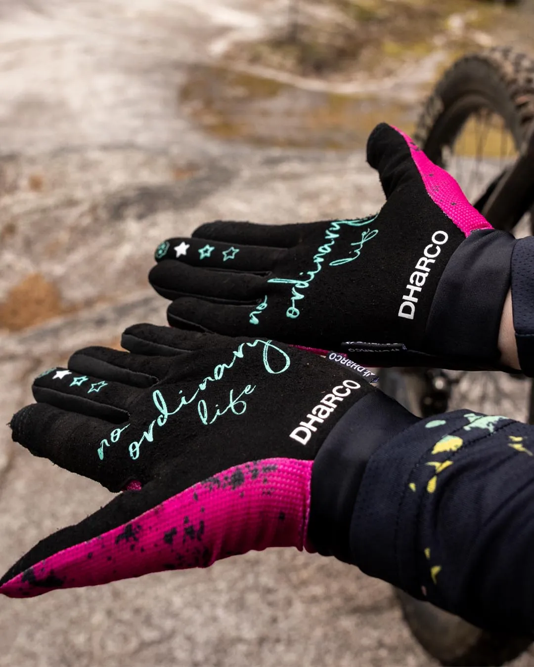 Womens Trail Glove | Chili Peppers